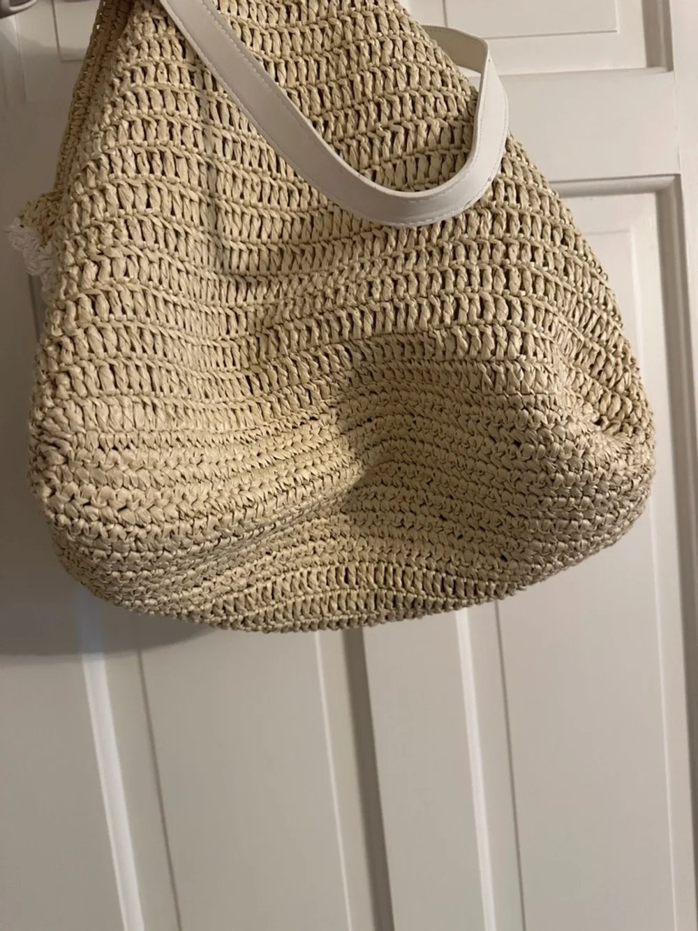 Neutral Ruffled Straw Tote Bag - Women - Picture 4 of 4
